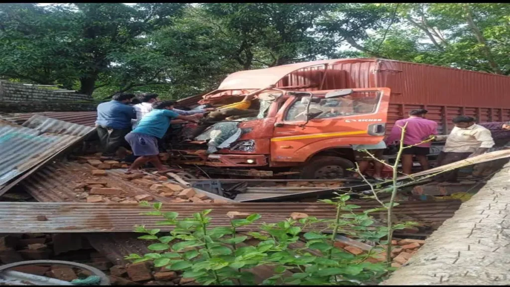 दुकान में ग्राहक की मौत, काल बनकर आई गाड़ी