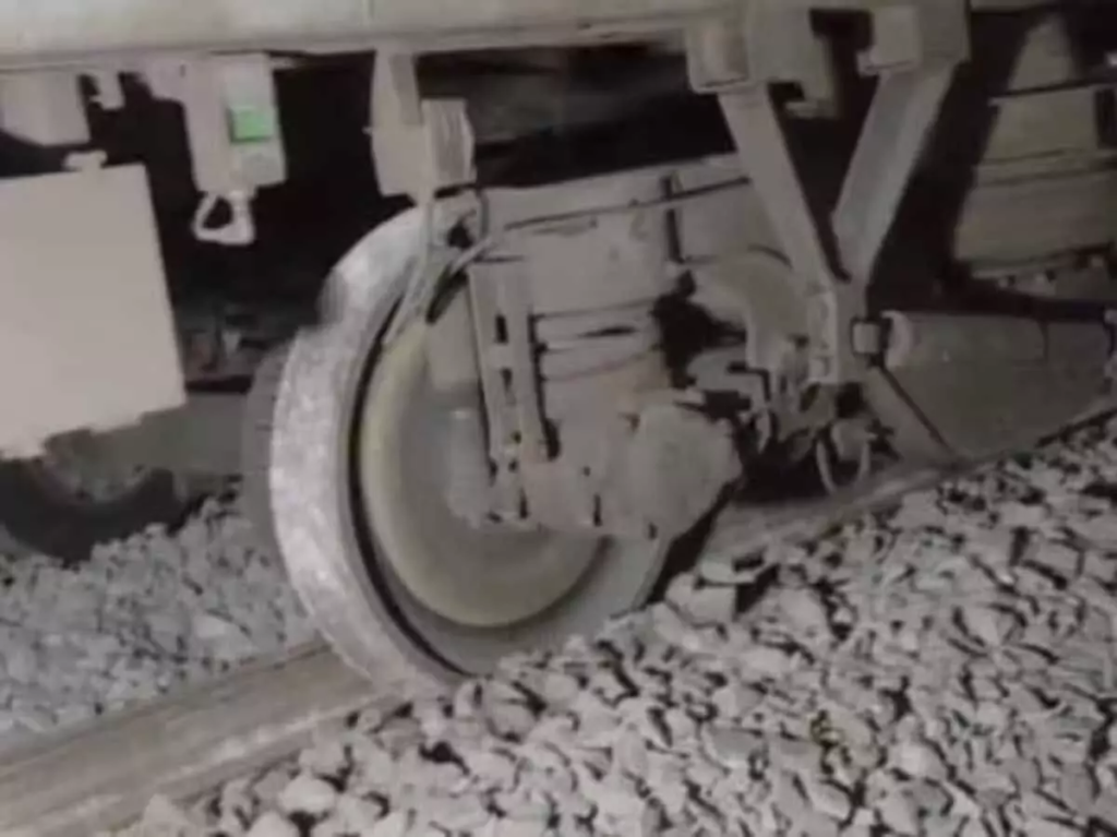 फिर रेल हादसा: पटरी से उतरे ट्रेन के 20 डिब्बे, IB की टीम मौके पर