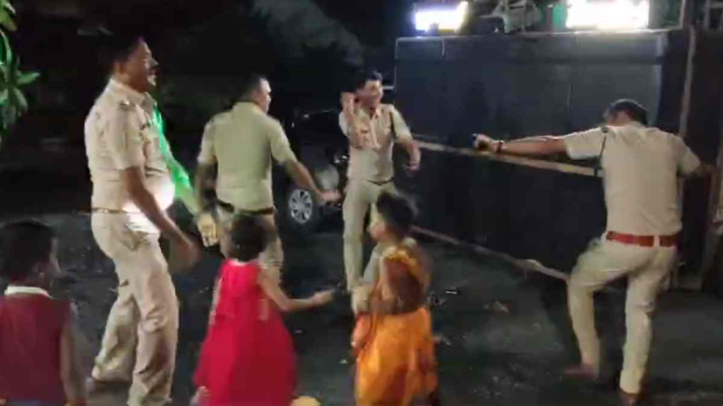 थाने में फिल्मी गानों पर ठुमके लगा रहे पुलिसकर्मी, VIDEO वायरल