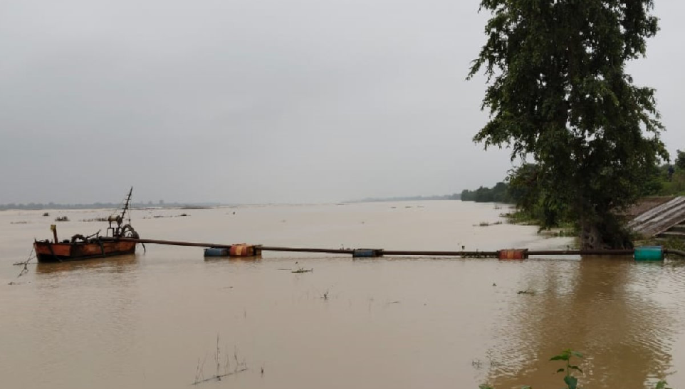 गजब!, नाव में मशीन लगाकर किया जा रहा था रेत का अवैध उत्खनन, खनिज विभाग ने की कार्रवाई…
