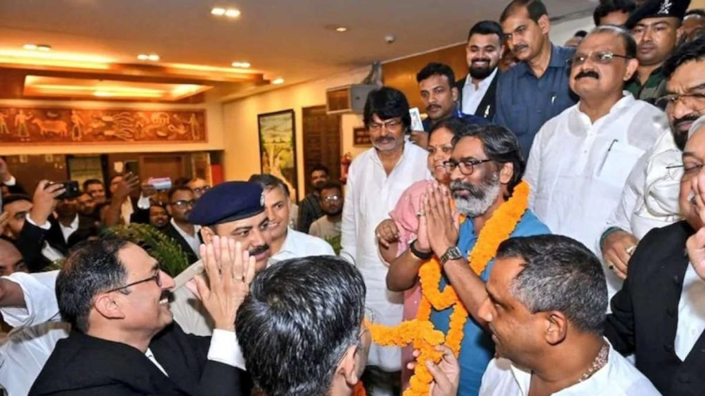 चुनाव की घड़ी में झारखंड सरकार का बड़ा फैसला, वकीलों को 5000 रुपए वजीफा, पेंशन की दोगुनी, साथ में किया मेडिकल बीमा का प्रावधान…