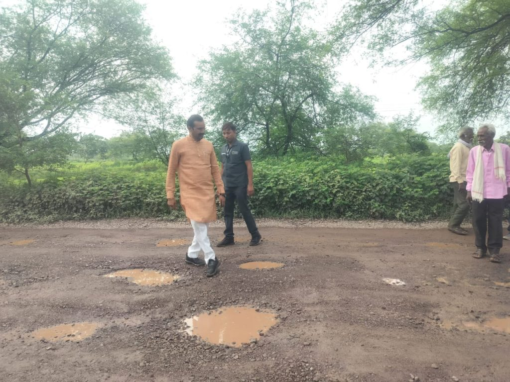 गड्ढों में सड़क खोज रहे विधायक जी… कांग्रेस MLA कुंवर सिंह निषाद का Video हुआ वायरल