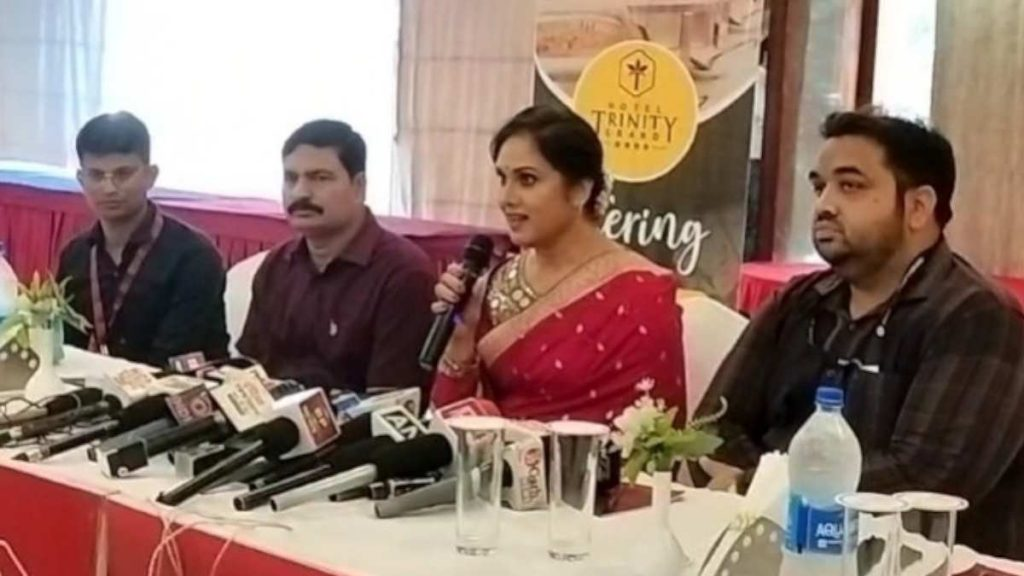 चक्रधर समारोह में अपना पहला परफार्मेंस देने पहुंची मीनाक्षी शेषाद्री, कहा- तीस साल बाद अमेरिका से भारत वापस आई हूं, मेरे लिए काफी महत्वपूर्ण है यह साल…