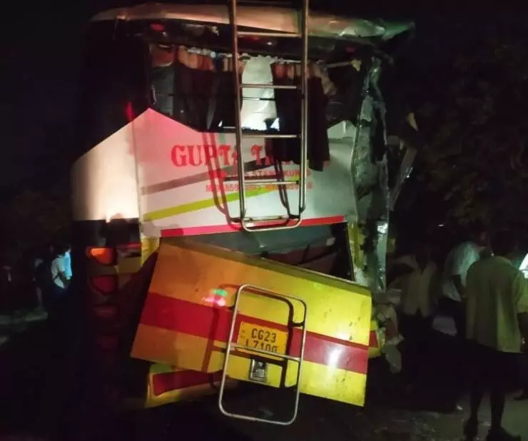 CG में बस को ट्रक ने मारी टक्कर, कई घायल, मचा हड़कंप