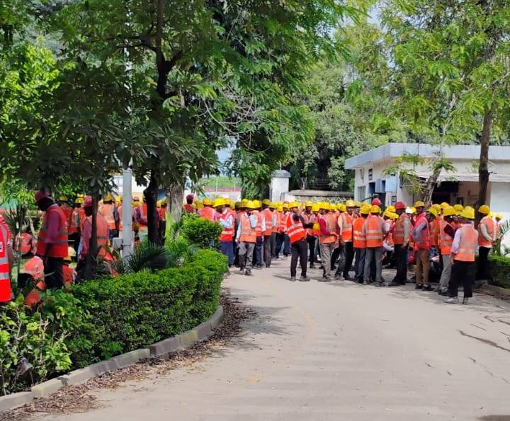 UltraTech Cement प्लांट में मजदूर की रस्सी से लटकी मिली लाश, पुलिस के पहुंचने से पहले ही प्रबंधन ने शव को उतारा, मजदूरों ने किया हंगामा