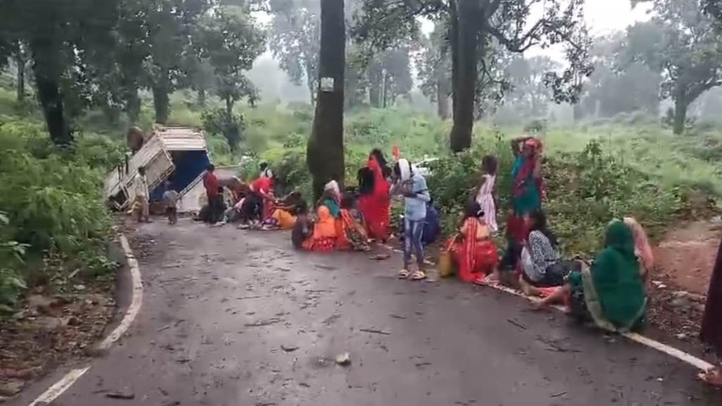 कैलाश गुफा से दर्शन कर लौट रहे श्रद्धालुओं से भरी पिकअप पलटी, 25 से 30 लोग थे सवार, चार की हालत गंभीर