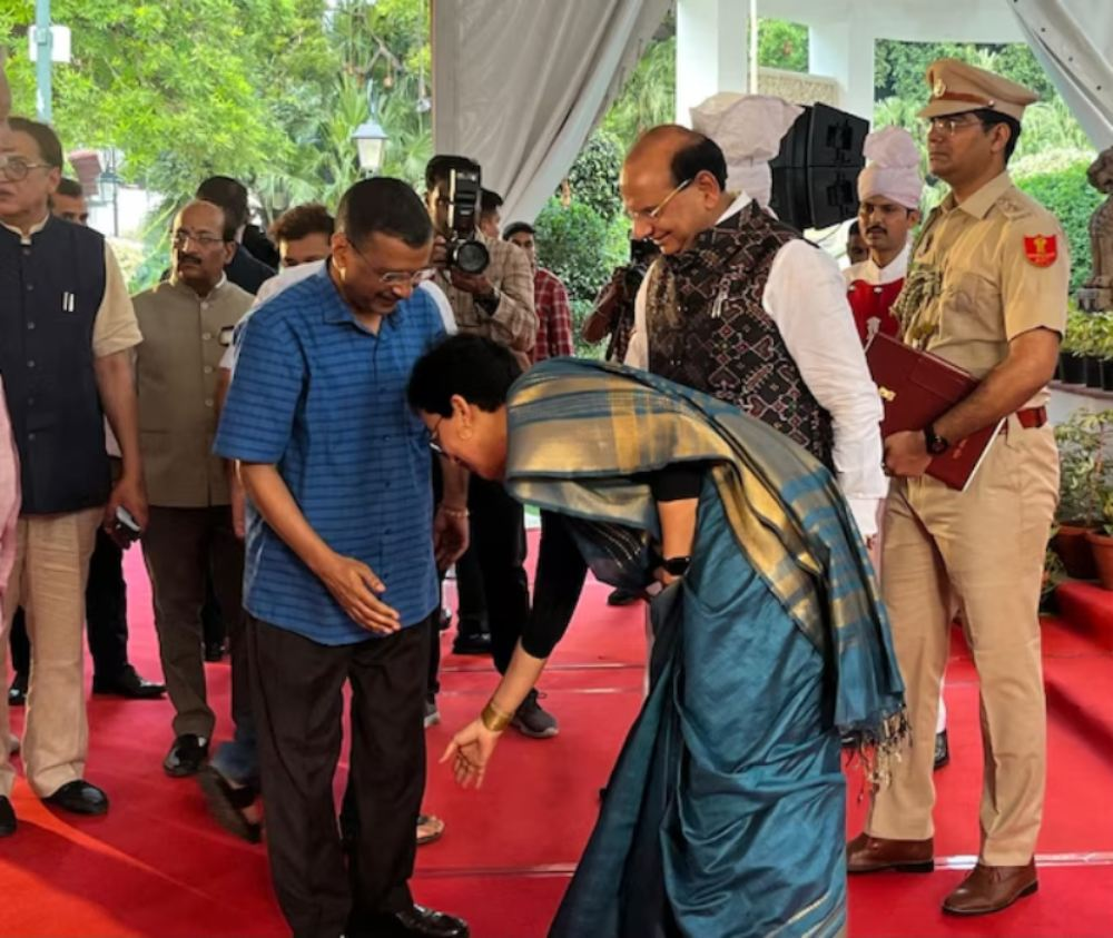 CM आतिशी ने छुए केजरीवाल के पैरः शपथ ग्रहण के बाद सीएम ने किया ‘चरणवंदन’, बोलीं- ‘मैं, अपने बड़े भाई और राजनैतिक गुरु…’, – CM Atishi Marlena