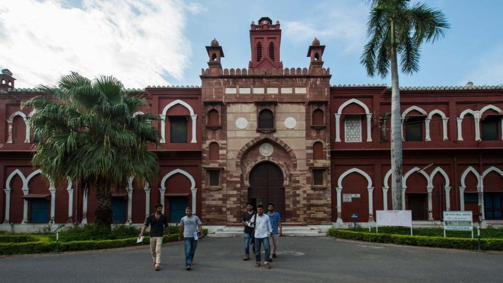 AMU में मचा बवाल : पीएचडी में दाखिले के लिए विश्वविद्यालय प्रशासन ने नहीं जारी की बी लिस्ट, छात्रों ने दिया धरना