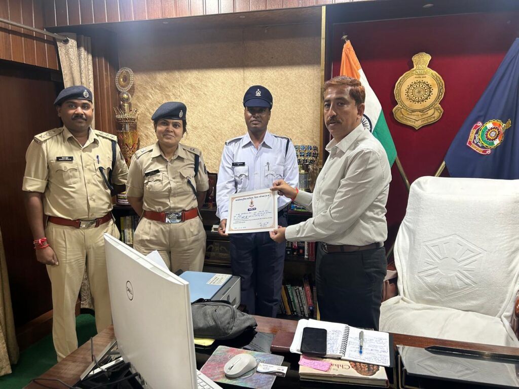 *कोरबा: नदी में कूदकर युवती की जान बचाने वाले पुलिसकर्मियों को पुलिस अधीक्षक ने दिया सम्मान*