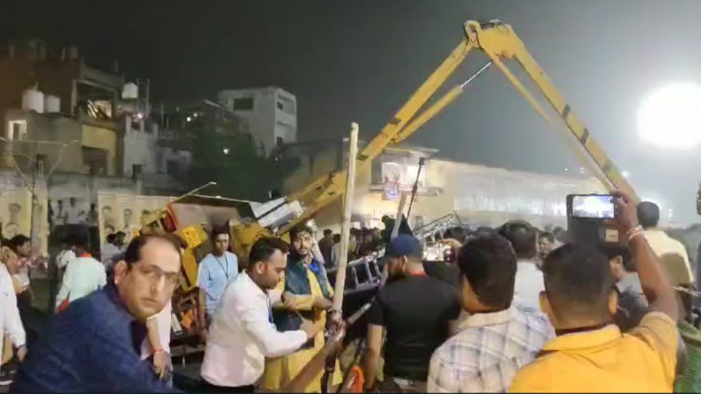 रावण संवाद के लिए लगाए गए स्काई लिफ्ट के पलटने से राम, लक्ष्मण और हनुमान हुए चोटिल, देखिए वीडियो…