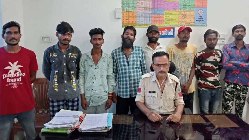 नवरात्रि में सतर्क-सचेत पुलिस, पेट्रोलिंग टीम ने अशांति फैलाने वाले आठ गुंडे-बदमाशों को किया गिरफ्तार…