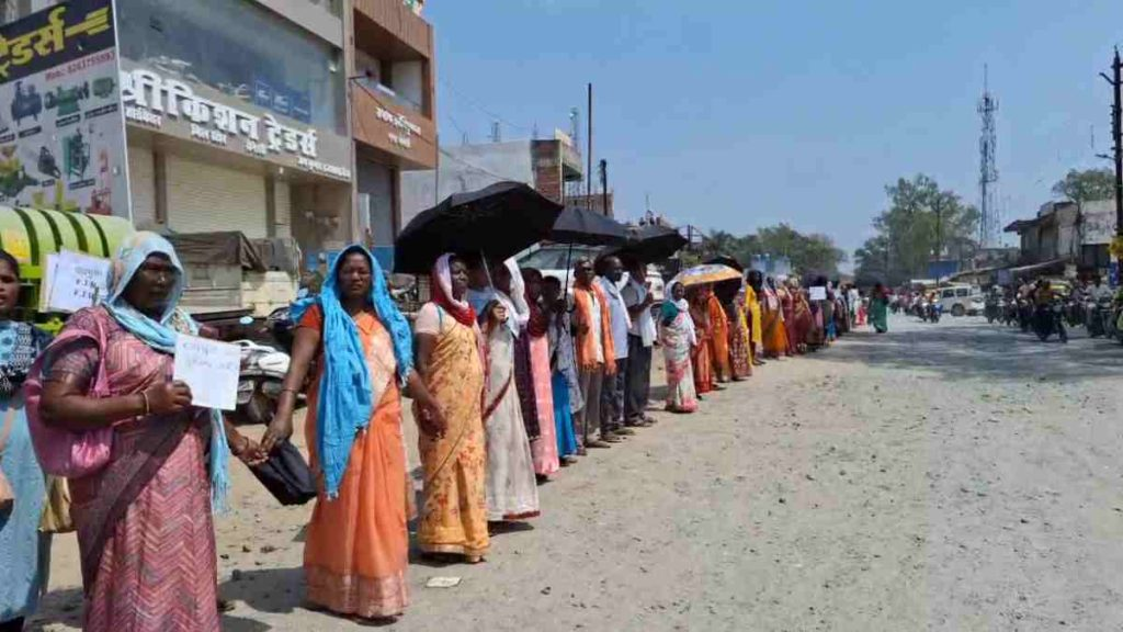 विधायक रायमुनी के खिलाफ सड़क पर उतरे लोग, ईसाई समाज ने 130 किमी लंबी मानव श्रृंखला बनाकर कथित टिप्पणी पर जताया विरोध